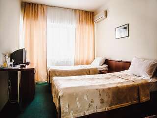 Гостиница Южная Пятигорск Стандартный двухместный номер с 2 отдельными кроватями-1
